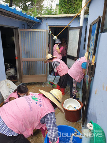 자료사진. 지난 7월 25일 부산동구 수해복구 현장에서 부산시자원봉사센터 봉사자들이 지원활동을 하고 있다.(사진=부산시자원봉사센터 제공)