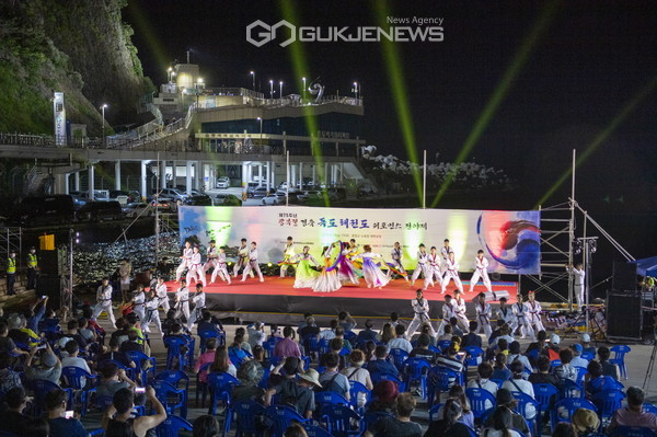 (사)한국마이스진흥재단의 주관으로 지난 14일 도동항 해변공원에서 75주년 광복절을 기념하는 독도 태권도 퍼포먼스가 펼쳐지고 있다. (사진=울릉도)