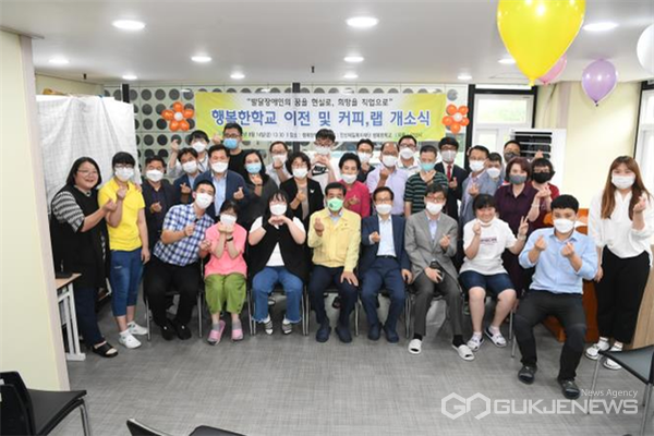 윤화섭&nbsp;시장은&nbsp;시민시장에&nbsp;개소한&nbsp;‘커피,&nbsp;랩’&nbsp;카페를&nbsp;방문해&nbsp;격려하고&nbsp;있다.&nbsp;사진=안산시