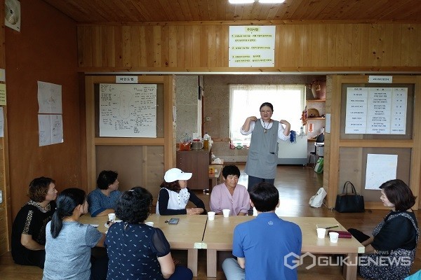 귀농 우수농장 현지 견학 모습.(사진제공=증평군청)