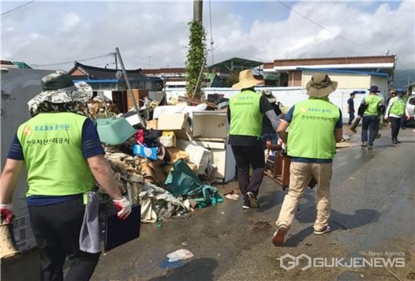 캠코 광주전남지역본부 직원들이 지난 12일 기록적인 폭우로 극심한 피해를 입은 전남 곡성군 신리마을에서 침수가구 세척 등 자원봉사활동을 실시하고 있다/제공=자산관리공사