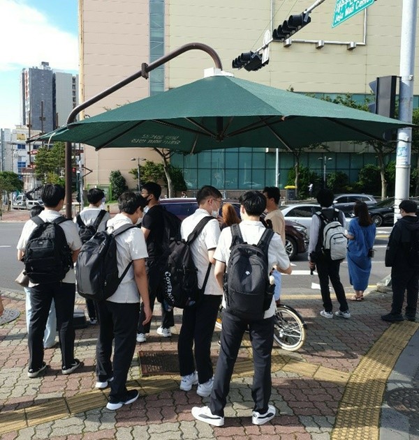 제주시 횡단보도에 설치된 그늘막