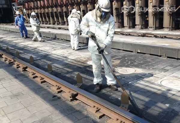 포항제철소 화성부 직원들이 25일 태풍으로 인한 피해를 막기 위해 배수로를 청소하고 있다. (사진=포스코)