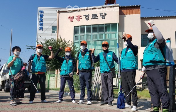 포항시 북구 죽도동 방역단이 25일 최근 코로나19 감염확산을 막기 위해 관내 경로당 7개소 전역에 대하여 일제히 방역 후 사진을 찍고 있다. (사진=포항시 북구청)