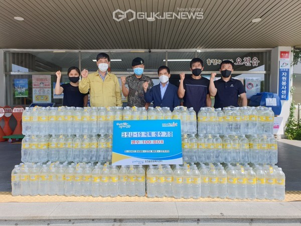 육군 50사단 장사대대는 25일 오천읍 체육회(회장 홍진출), 포은축구단(단장 정태원)과 함께 오천읍 행정복지센터를 방문해 생수 100박스를 기증하고 있다. (사진=포항시 남구청)