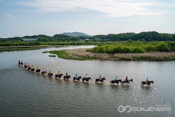 남한강&nbsp;단독&nbsp;외승&nbsp;프로그램&nbsp;모습&nbsp;.(사진제공=충북도청)