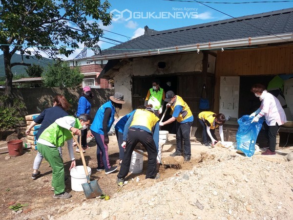 포항시 북구 신광면 지역사회보장협의체, 포항시자원봉사센터 집수리봉사단 포항둥지회와 함께 29일 신광면에서 주거가 열악한 기초생활보장 수급자 무의탁 홀몸노인 어르신 댁에 사랑의 집수리 봉사활동을 펼치고 있다. (사진=포항시 북구청)