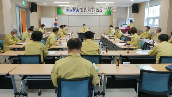 포항시 조현국 북구청장이 31일 흥해읍 농업인교육복지관에서 태풍대비 현장 점검을 하고 태풍 등 긴급 현안에 대하여 긴급 읍면동장 회의를 주재하고 있다. (사진=포항시 북구청)