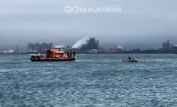 포항해양경찰이 지난 30일 포항 북구 여남간이해수욕장 앞 40m 해상에서 고무 튜브를 타고 표류하던 행락객 2명을 구조하고 있다. (사진=포항해경)