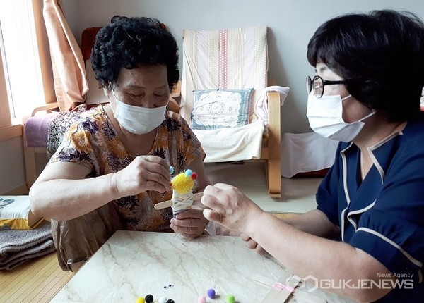 우울예방프로그램 행복인형 만들기 모습(사진=충주시)