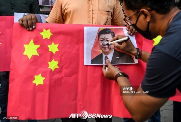 인도 암리차르에서 반중 시위대가 시진핑 중국 국가주석의 사진에 낙서를 하고 있다.ⓒAFPBBNews