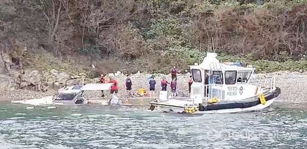 충남 태안해경이 6일 오후 4시 52분경 태안군 남면 거아도 서쪽 울미도에서 계류된 레저보트 A호(2.03톤)가 원인미상으로 침수되면서 섬에 갇힌 탑승자 12명을 전원 구조했다. 사진은 반쯤 침수돼 물속에 가라앉은 레저보트 가까이 연안구조정이 접근해 섬에 고립된 탑승자들을 구조하는 모습. (사진 = 태안해경 제공)