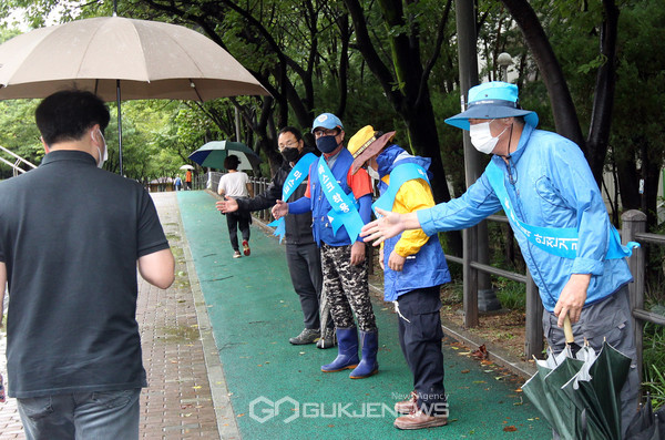대방동 노량진근린공원에서 코로나19 방역수칙 전담근로자들이 주민에게 사회적 거리두기 방역수칙을 홍보하고 있다.