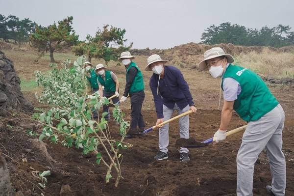 아모레퍼시픽그룹 이니스프리 모음재단(이사장 이진호)이 제주 비양도 생태 복원을 위해 나섰다.
