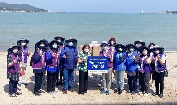 문훈숙 세계회장과 봉사단원들이 기장군자원봉사센터에 코로나19 감염예방을 위한 마스크 7,500장을 기부하고 있다/제공=세계평화여성연합