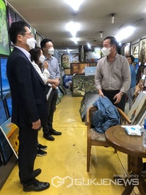평택시를 방문한 신안군의회 의원들 모습<사진=평택시제공>