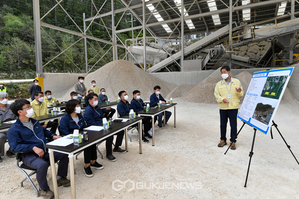정선군의회 의원들이 18일 임계지역 석회석 광산에 대한 현장점검을 실시했다.(사진제공=정선군의회)