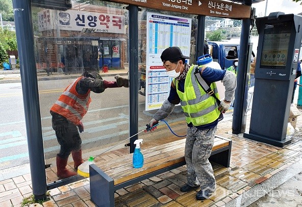 충북 충주시가 오는 28일까지 2주간 시민들에게 깨끗하고 쾌적한 대중교통 환경을 제공하기 위해 버스·택시승강장 시설물에 대한 일제점검에 나섰다.(사진=충주시)