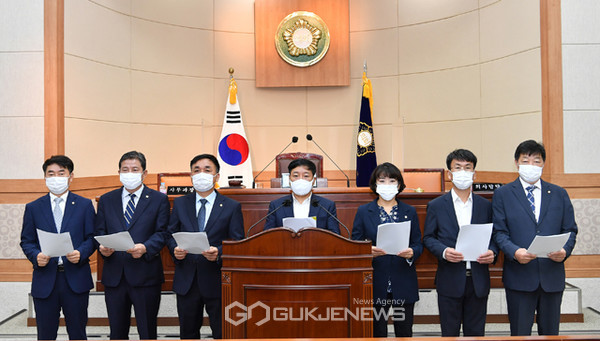 정선군의회가 22일 군의회 본회의장에서 ‘폐광지역 개발 지원에 관한 특별법 개정을 촉구하는 건의문’을 채택, 적용시한 삭제를 정부에 촉구하고 나섰다.(사진제공=정선군의회)