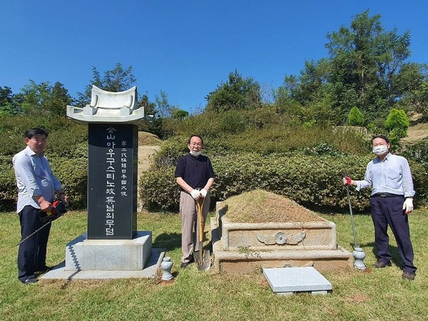 (사진제공= ) 2대 주한 일본대사 가나야마 묘역을 황학수 대한민국 헌정회 사무총장과 직원들이 정비하고 있다.