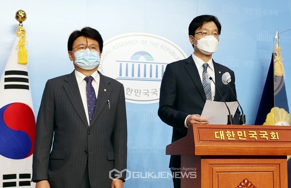 더불어민주당 정찰민 의원과 황운하 의원이 24일 국회 소통관에서 대전의료원 예비타당성조사의 조속한 통과를 촉구하는 기자회견을 하고 있다.