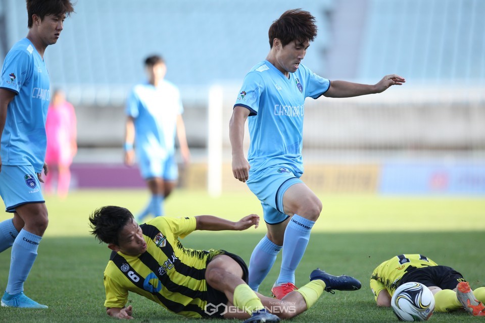 천안시축구단 0-0 춘천시민축구단 경기 장면