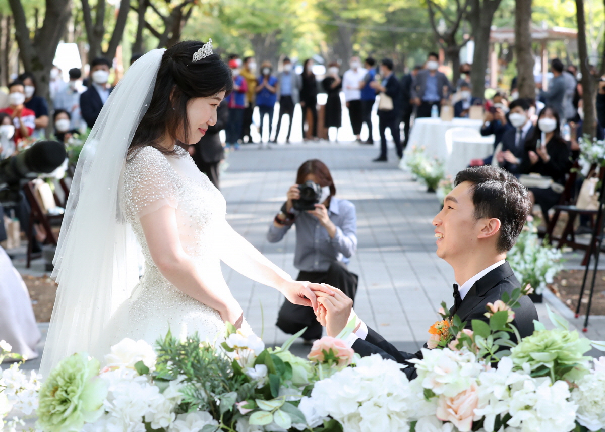 대전 서구는 보라매공원에서 신랑·신부와 하객 50여 명을 대상으로 “사랑의 결실, 작은 결혼식” 1호 커플 결혼식을 성료했다.