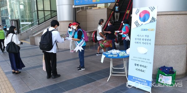 사진=수원시재향군인회가 28일 오후 수원역 일원에서 시민들에게 개인위생용품을 나눠주며 마스크 착용 캠페인을 벌이고 있다.