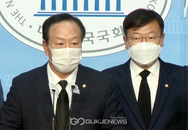 한기호 국민의힘 등 북한의 우리 국민 살해 만행 진상조사TF 소속 의원들이 29일 오전 국회 소통관에서 합동참모본부 방문조사 결과 기자회견을 하고 있다.