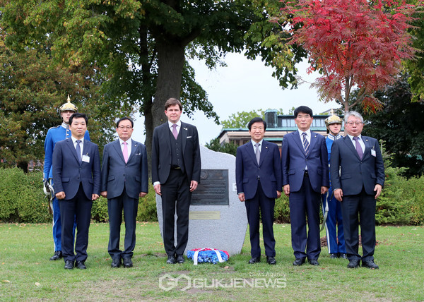 한국전 참전기념비 헌화