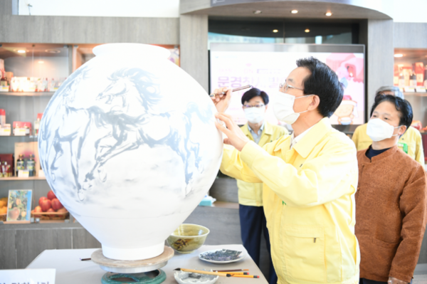 고윤환 문경시장 "시민 모두의 행복과 건강기원”을 소원달항아리에 새기고 있다(사진=문경시청)