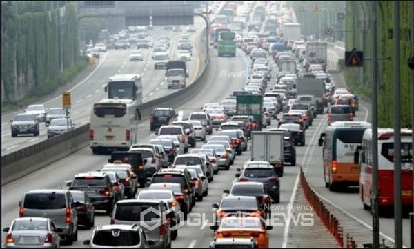 사진은 (지난해 추석 연휴 남해고속도로 상행선 모습)/제공=국제뉴스DB