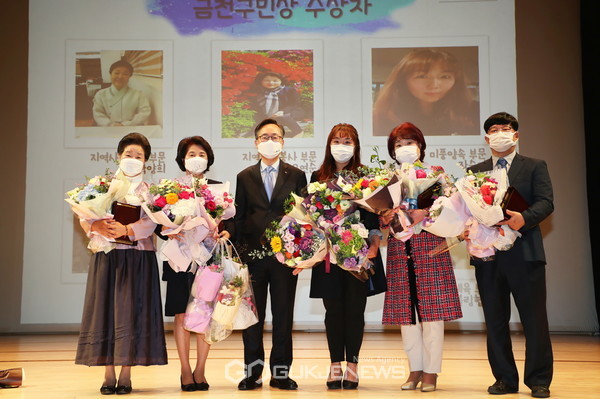 0월 15일(목) 금나래아트홀에서 열린 ‘제25회 금천구민의 날 기념식’에서 유성훈 금천구청장(사진 왼쪽 세 번째)과 금천구민상 수상자들이 기념촬영을 하고 있다