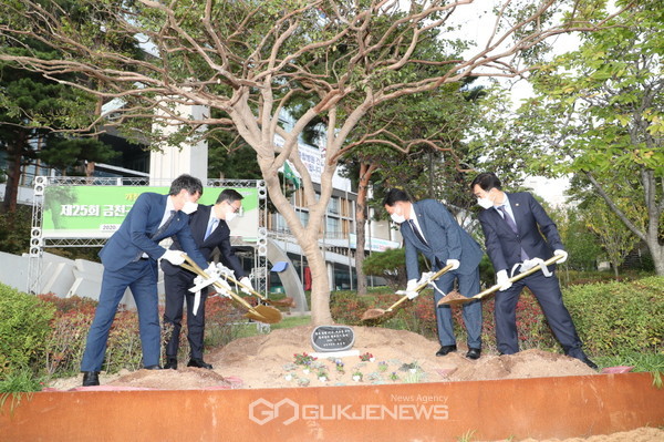 10월 15일(목) ‘제25회 금천구민의 날’을 기념해 유성훈 금천구청장(사진 왼쪽 두 번째)과 내빈들이 기념목을 식재하고 있다