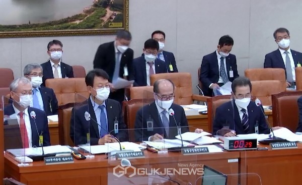 국회 농림축산식품해양수산위원회 16일 오전 농업협동조합중앙회·농협경제지주·농협금융지주 등 감사를 실시하고 있다.