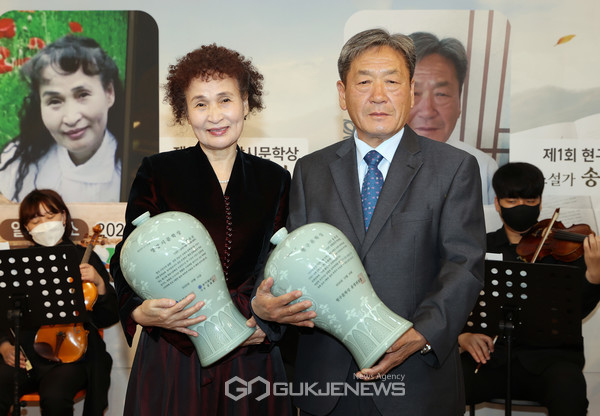 제17회 영랑시문학상을 수상한 시인 박라연 씨(왼쪽)와 현구문학상 첫 회 수상자 소설가 송하훈 씨(오른쪽)