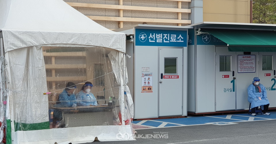 천안시동남구 선별진료소 의료진 대기 모습