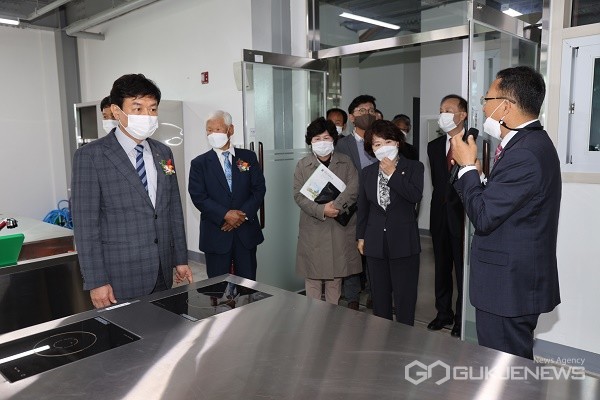 김병우 충북교육감(왼쪽)이 준공식에 참석하고 있다.(사진제공=충북교육청)