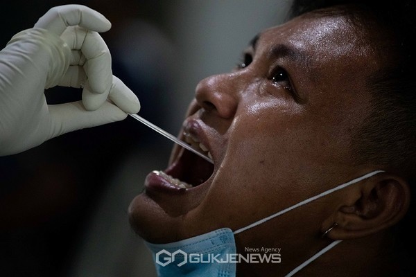 필리핀 마닐라에서 코로나19 진단 검사를 하고 있다. (로이터/국제뉴스)