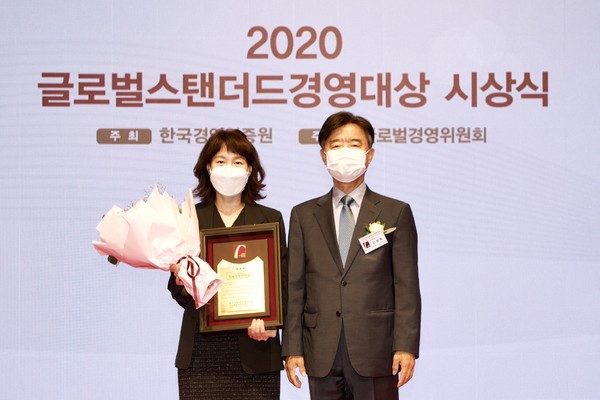 지속가능경영대상을 수상하는 한전KDN 김미경실장(왼쪽). ⓒ 한전KDN