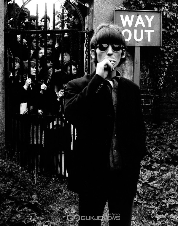 ‘WAY OUT’ (20th May 1966 Chiswick House Grounds, London, England 68.3 x 86.9㎝)