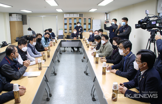 더불어민주당 전국노동위원회와 더불어민주당 충북도당이 4일 오후 청주 LS일레트릭 1공장에서 ‘노동존중 현장방문 간담회’를 개최했다. 이장섭 충북도당위원장, 박해철 전국노동위원장 등이 노조 대표자들과 면담을 하고 있다. (제공=민주당 충북도당)