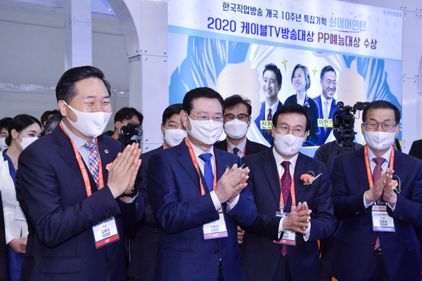 이용섭 광주광역시장이 5일 오전 서구 김대중컨벤션센터 1층 다목적홀에서 열린 2020 광주에이스페어 개막식에 참석해 내빈들과 전시장을 둘러보고 있다. ⓒ 광주광역시