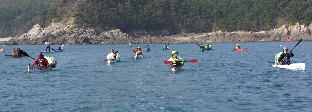 충남도와 카약동호회는 해양쓰레기 수거에 함께 했다.