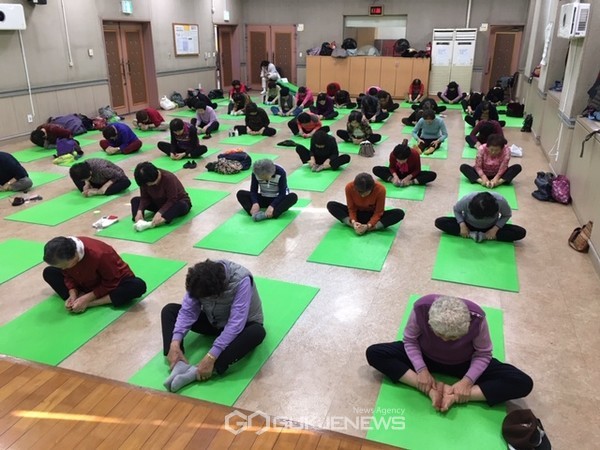 지난해 12월 동작어르신복지관에서 만성질환자 등을 대상으로 맞춤형 운동프로그램을 실시했다