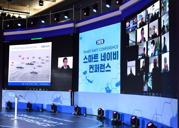 사진제공=해군사관학교)&nbsp;해군사관학교는&nbsp;11월&nbsp;12일부터&nbsp;14일까지&nbsp;창원컨벤션센터에서&nbsp;‘스마트&nbsp;네이비&nbsp;컨퍼런스’와&nbsp;‘포럼’을&nbsp;각각&nbsp;개최한다.&nbsp;12일&nbsp;진행된&nbsp;‘스마트&nbsp;네이비&nbsp;컨퍼런스’에서&nbsp;국내·외&nbsp;전문가들이&nbsp;온라인&nbsp;화상회의에&nbsp;참여하고&nbsp;있다.