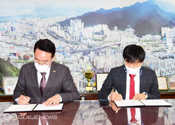 사상구-모노라마, 사상형 보건복지 '똑톡케어' 서비스 체결 서명 모습/제공=사상구청