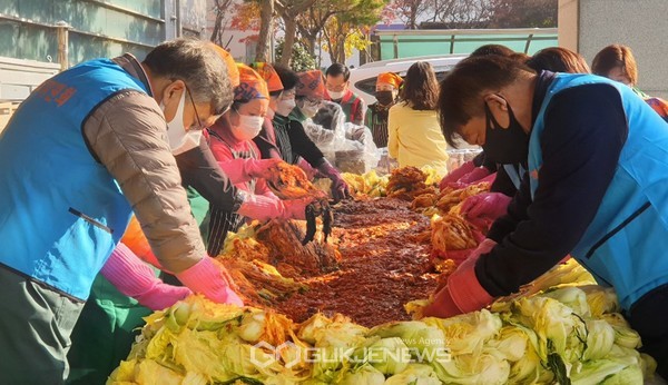 사진출처=익산시청 제공[사진-영등1동 새마을부녀회와 영사모, 주민자치위 관계자들]