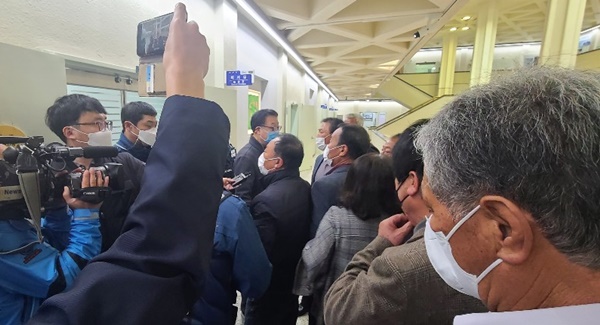 16일 하귀 지역주민들이 도청을 방문해 하귀하나로마트를 가맹점에서 제외를 시키는 것은 지역주민 편의성과 공익성을 무시하는 처사라고 주장하고 있다.