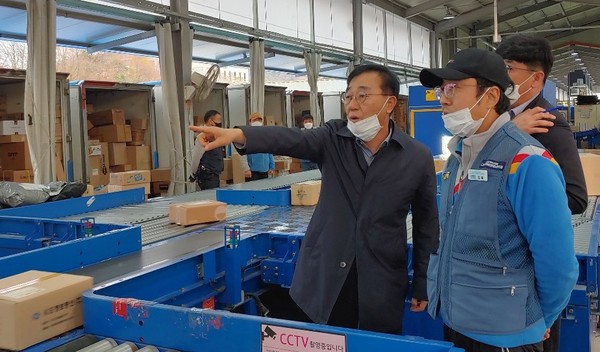 사진출처=김윤덕 의원실 제공[사진-김윤덕 의원이 CJ대한통운택배 전주서브터미널 노동자로 부터 설명을 듣고 있다]